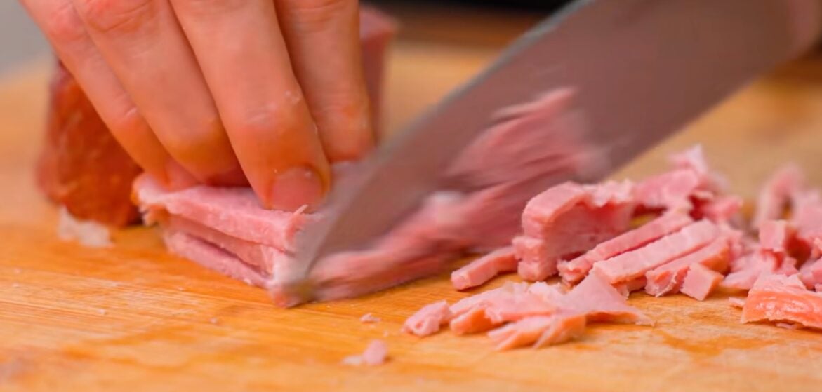 Салат з ковбасою та яйцями