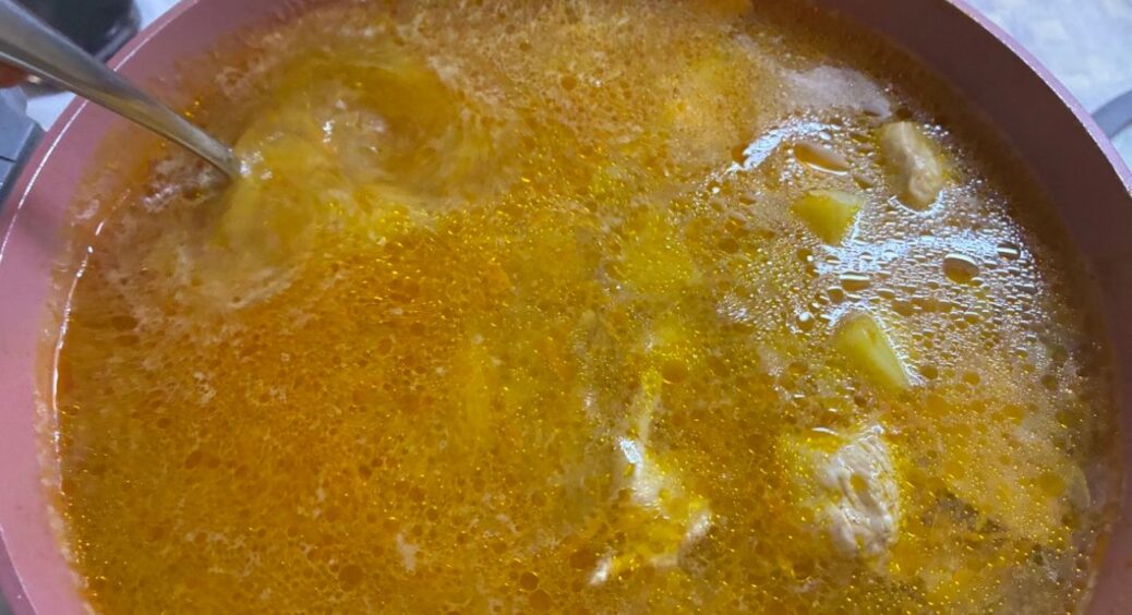 По 3 горошинки в бульйон – і самий бідний бульйон стає наваристим: моя мама так робила в голодних 90-х 