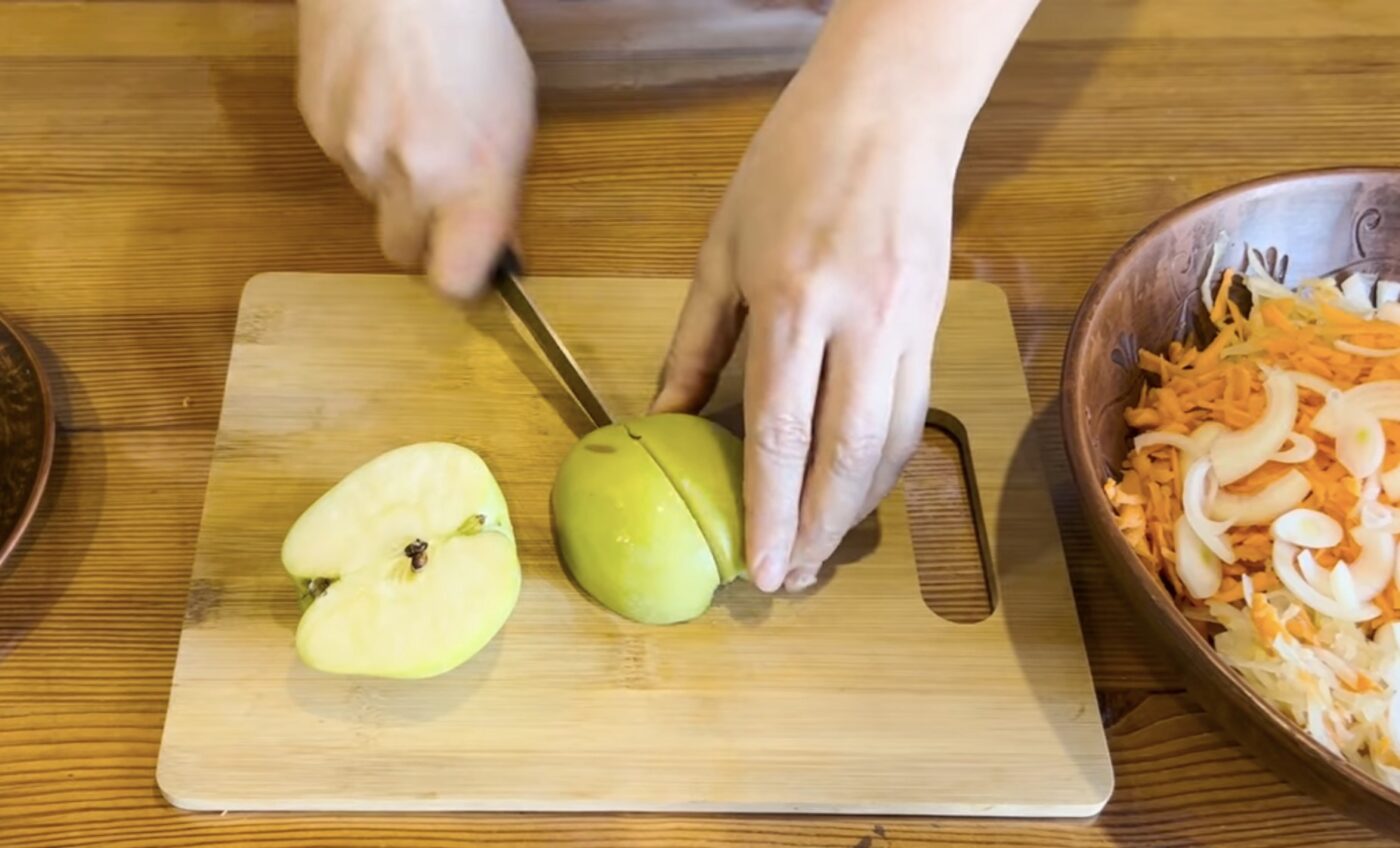 Легкий салат з квашеною капустою