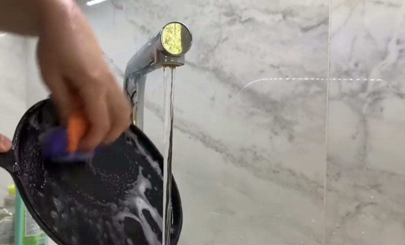 Як правильно мити чавунний посуд