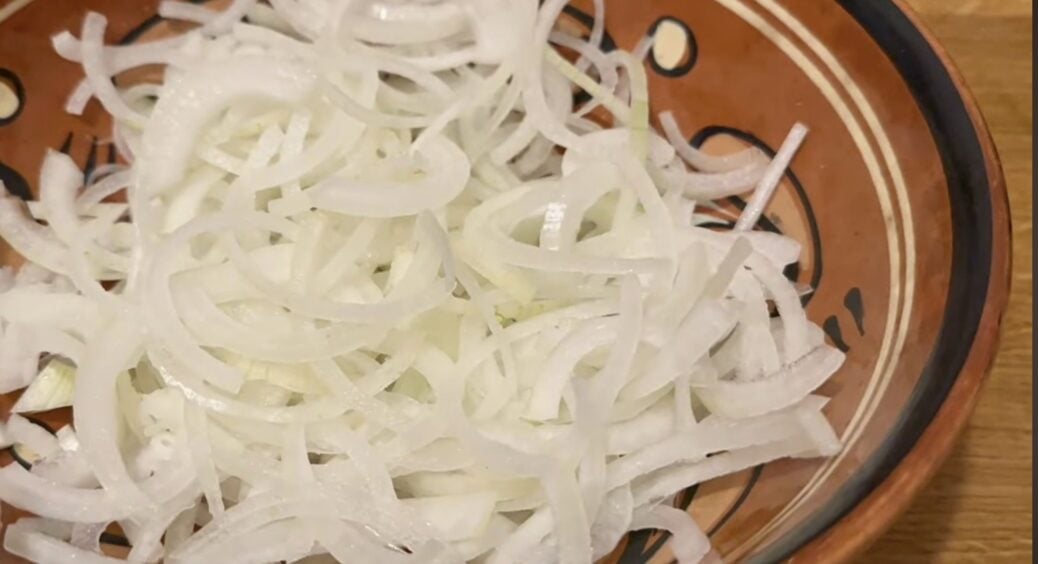 Ніколи не думала, що 3 хвилини замочування цибулі можуть прибрати гіркоту: тепер салати виходять ідеальними 
