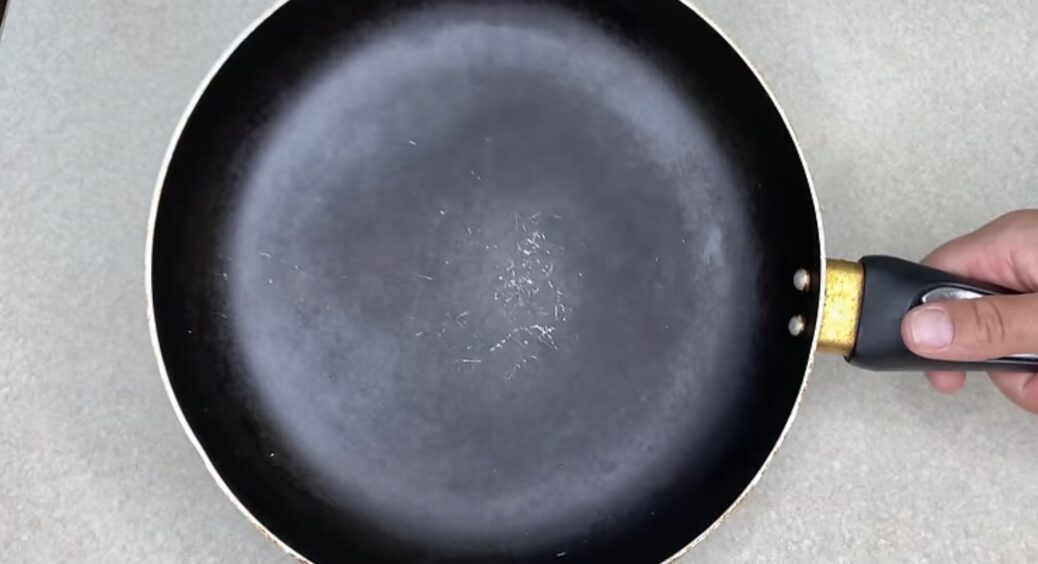 5 хвилин і нагару на сковороді наче й не було: не сода й не оцет – цей засіб є на кожній кухні 