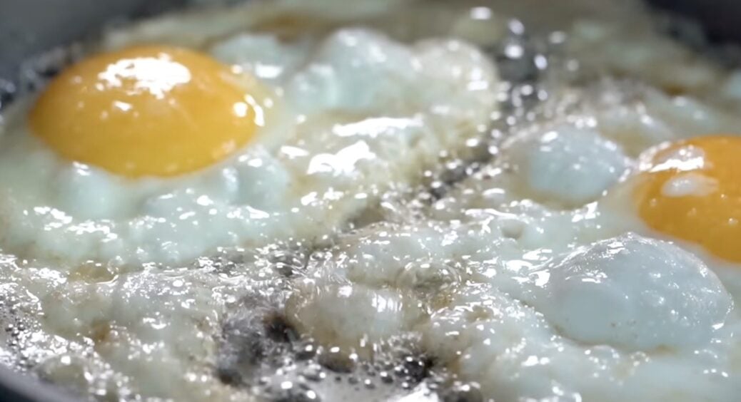 Ідеальну яєчню смажу без сковороди: сусідка порадила 1 “суперський” спосіб – готую тепер щодня так 