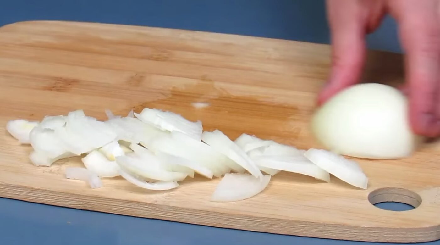 Смачний салат з консервованою рибою