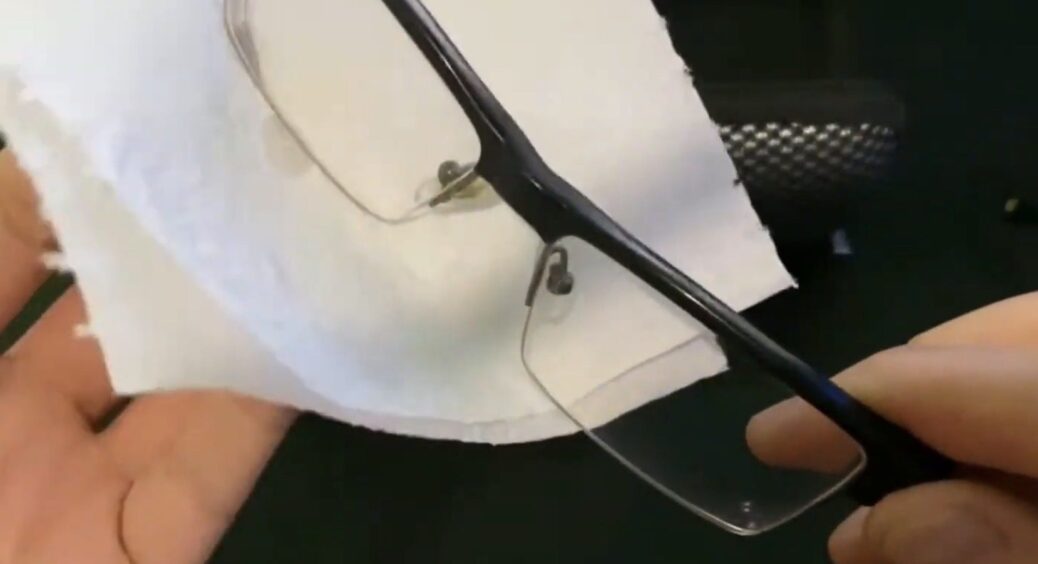 Свекруха показала лайфхак з окулярами: 1 крапля розчину – і лінзи-скельця не потіють годинами хоч при -20 