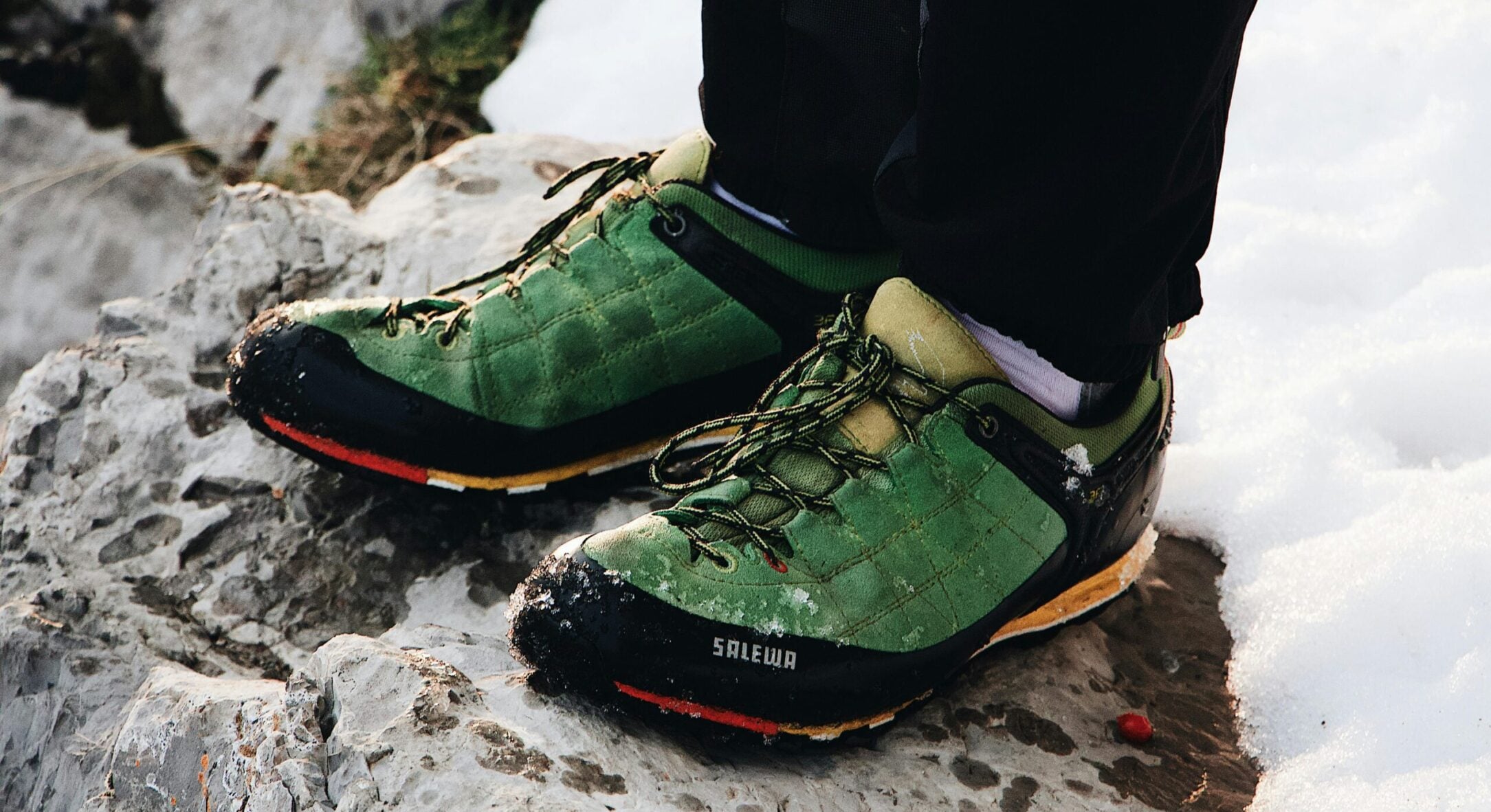 І не пластир, і не “наждачка”: придумала, що можна наклеїти на підошви, щоб не ковзати хоч у повну ожеледь 