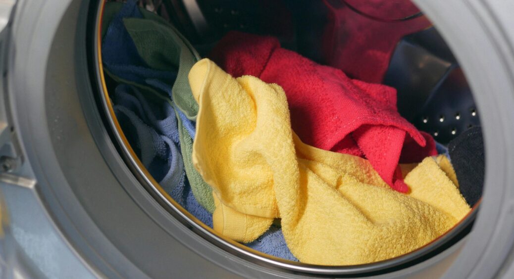 По 1 ковпачку в пральну машинку – і рушники пахнуть, як у готелі: бюджетний замінник пом’якшувача без хімії 