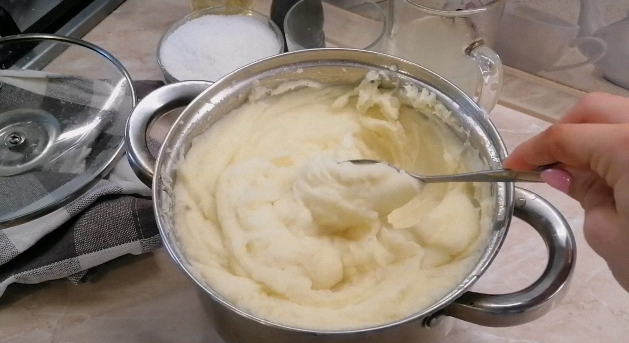 Батько з села ніколи не бере ці 4 сорти картоплі: на смак – пластик, а пюре виходить завжди з грудочками 