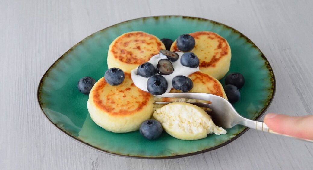 Щоб сирники не вбирали олію та лишалися ніжними: 3 хитрощі з тістом, які вичитала в старих кулінарних книгах 