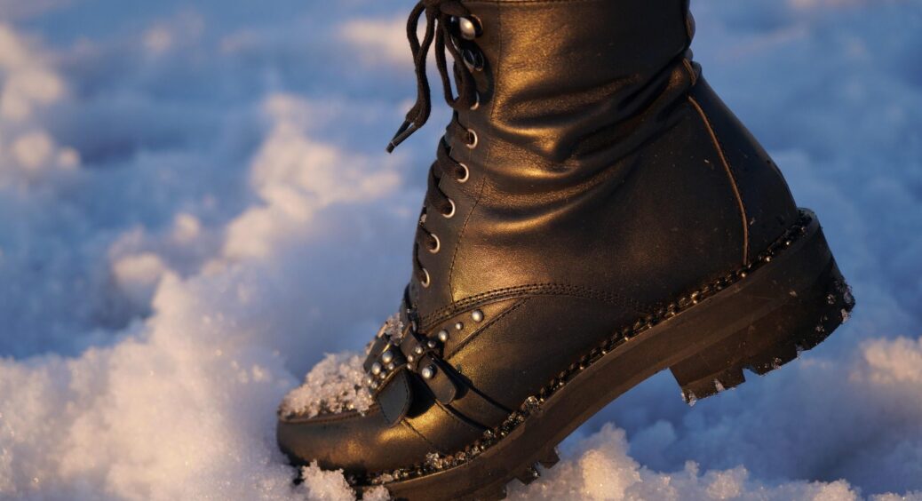 По 2 шари на кожен черевик – і пара не промокає навіть під сильним дощем чи мокрим снігом: лайфхак на зиму 