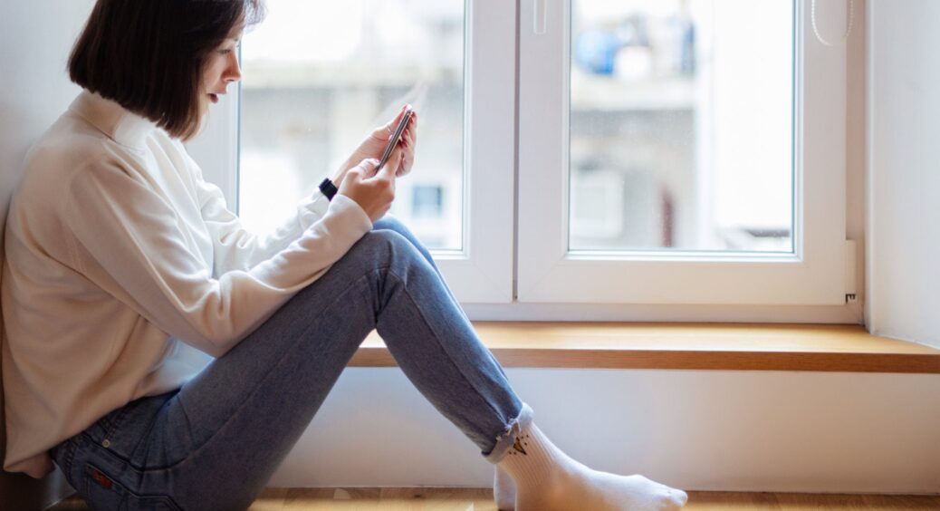 З вікон не дує, а у квартирі температура піднялася на 5°C: з чоловіком утеплили рами за копійки без майстрів 