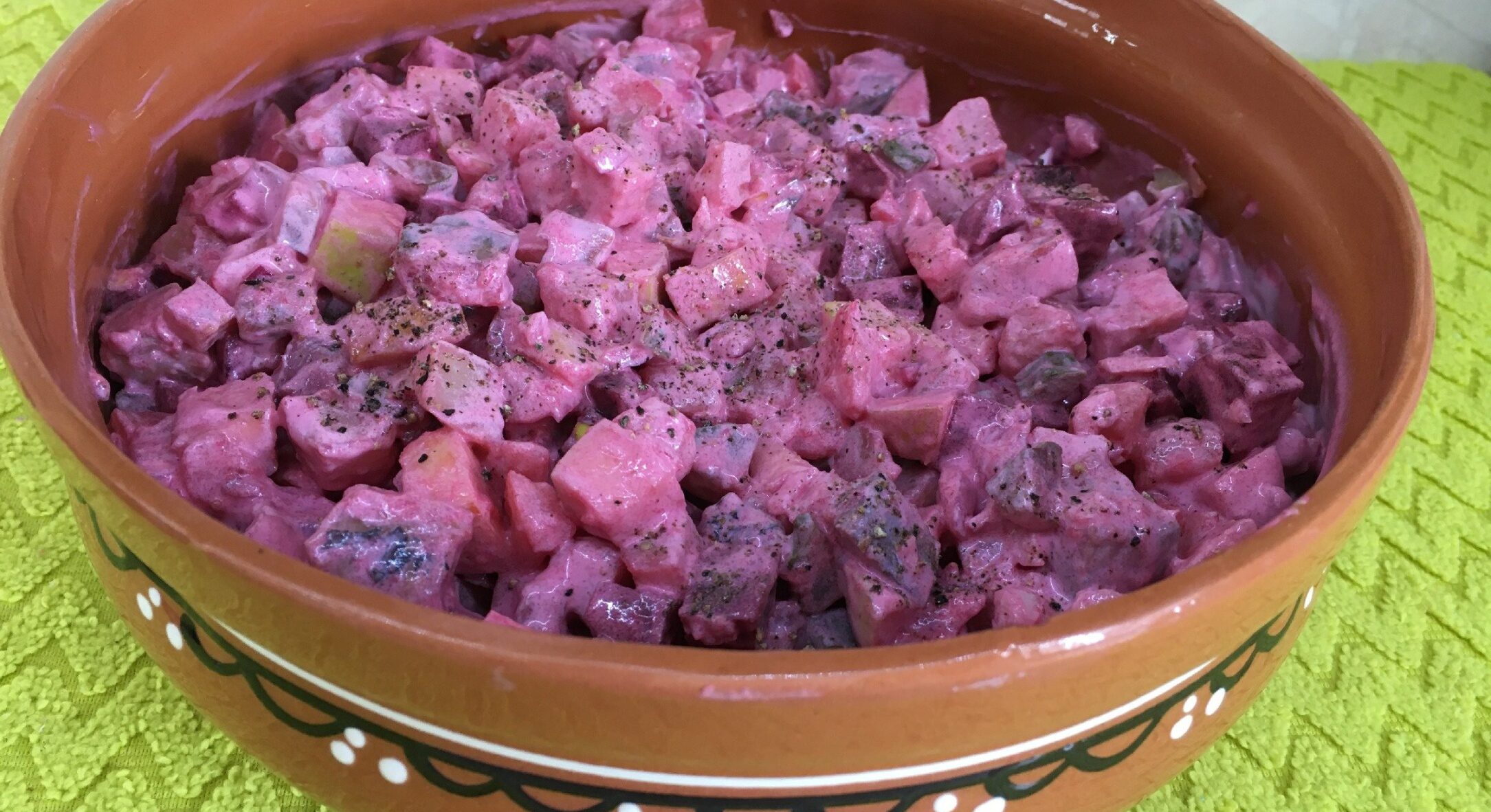 Не знаю в чому його магія, але він улітає зі столу першим: простий і швидкий салат із буряка з оселедцем 