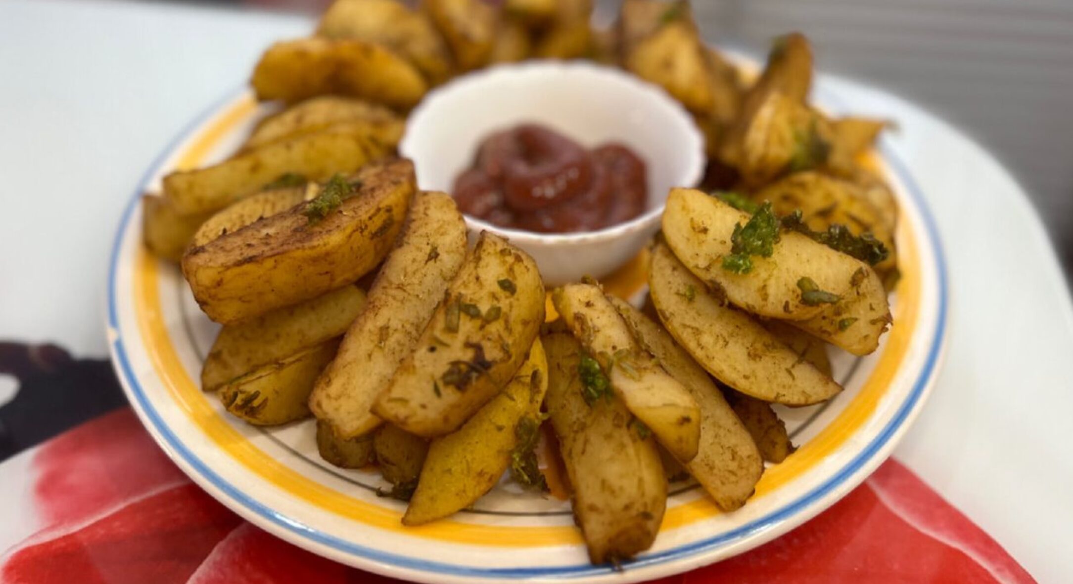 Змішую 2 спеції – і запечена картопля смакує, ніби я витратила 2000 грн на страву: так готують у ресторанах 