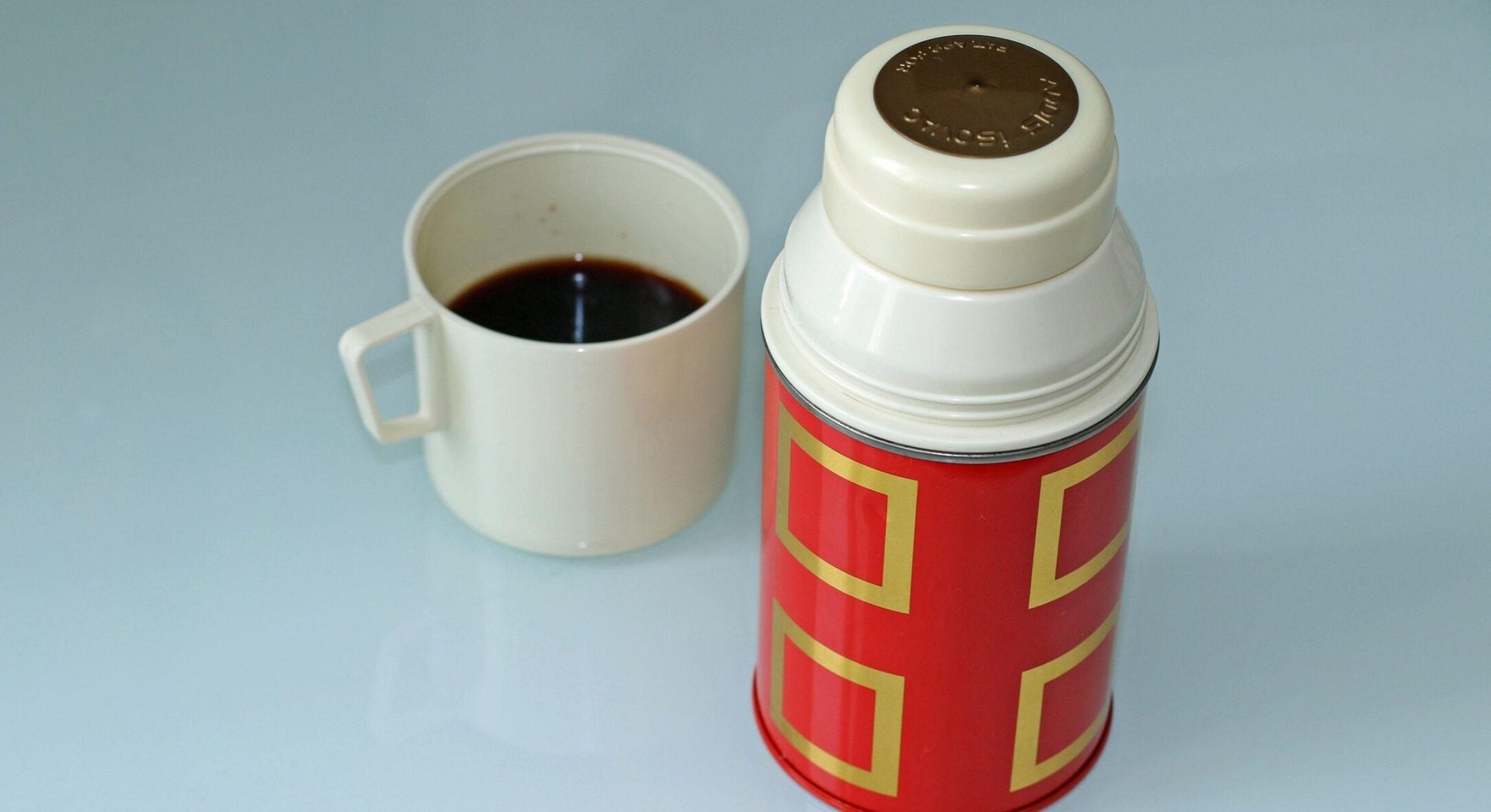 Кидаю 6 горошин у термос – і він тримає окріп 24 години: простий спосіб зберегти гарячий чай у лютий холод 