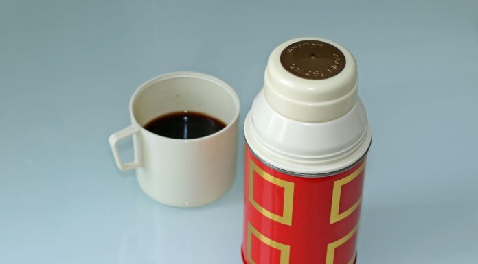 Кидаю 6 горошин у термос – і він тримає окріп 24 години: простий спосіб зберегти гарячий чай у лютий холод Як підтримувати чай у термосі гарячим довше