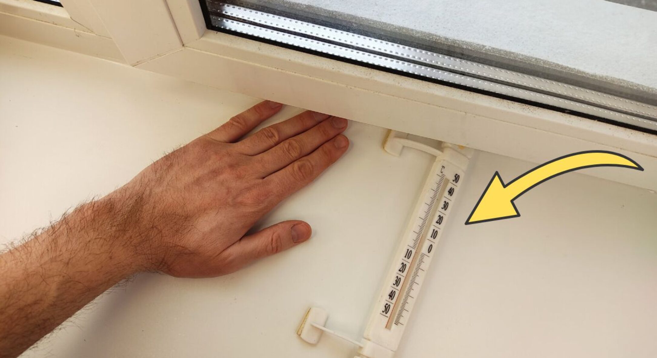 Кладу під підвіконня 1 рулон – і холод не заходить у квартиру: температура піднялась на 2 градуси за 20 хв 