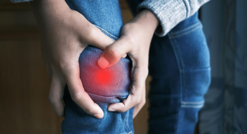 Роблю всього 1 дію перед сном – і зранку не “ломить” суглоби навіть у снігопад і дощ: порада мами з села 