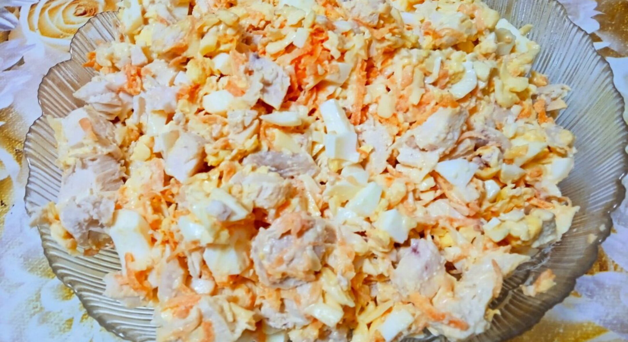 Салат “Сніжинка 2026”: готується всього за 10 хв, дешевший за “Олів’є”, а з’їдають його найпершим! 