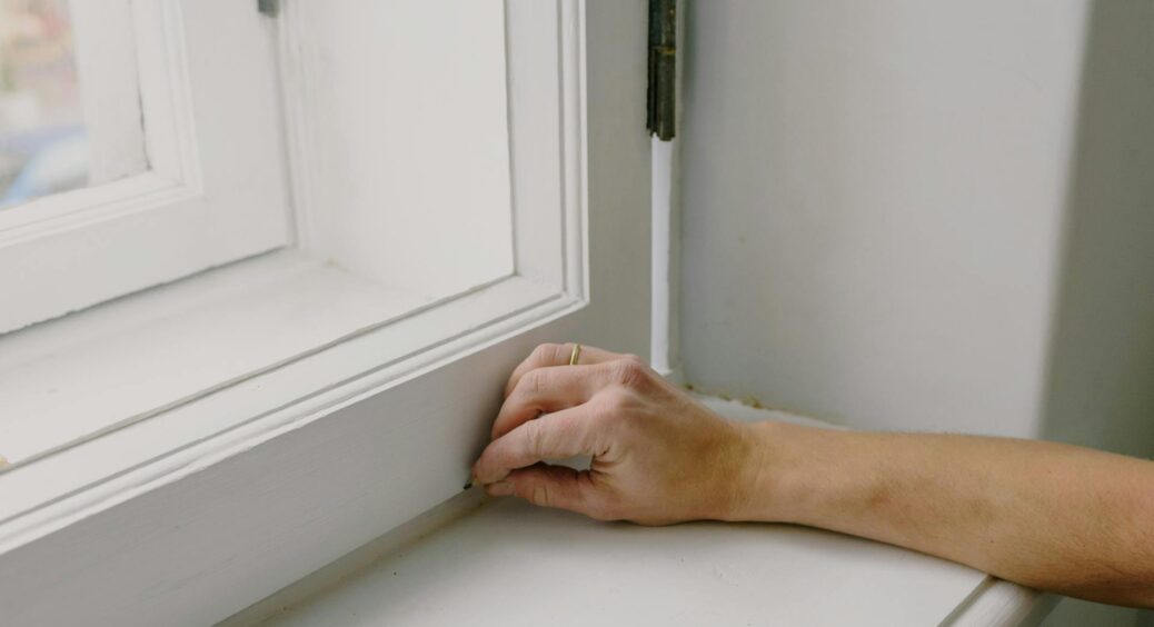 Кладу під вікно 1 коробку – і холод не заходить через стіни: +2 градуси до температури всього за 30 хвилин 