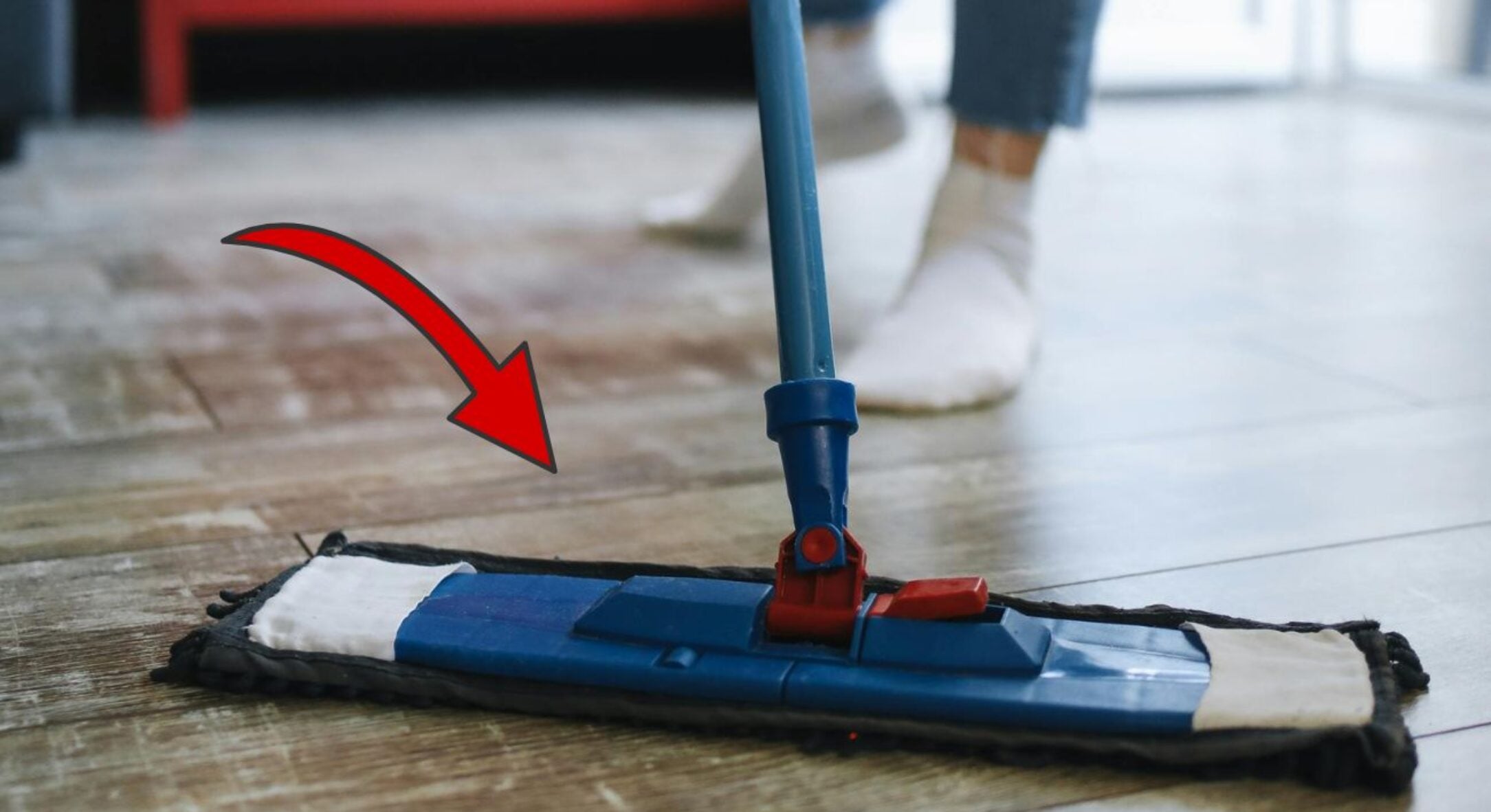 Ці 2 інгредієнти + 5 л води – і підлога блищить, як у музеї: всі плями зникають без надзусиль 