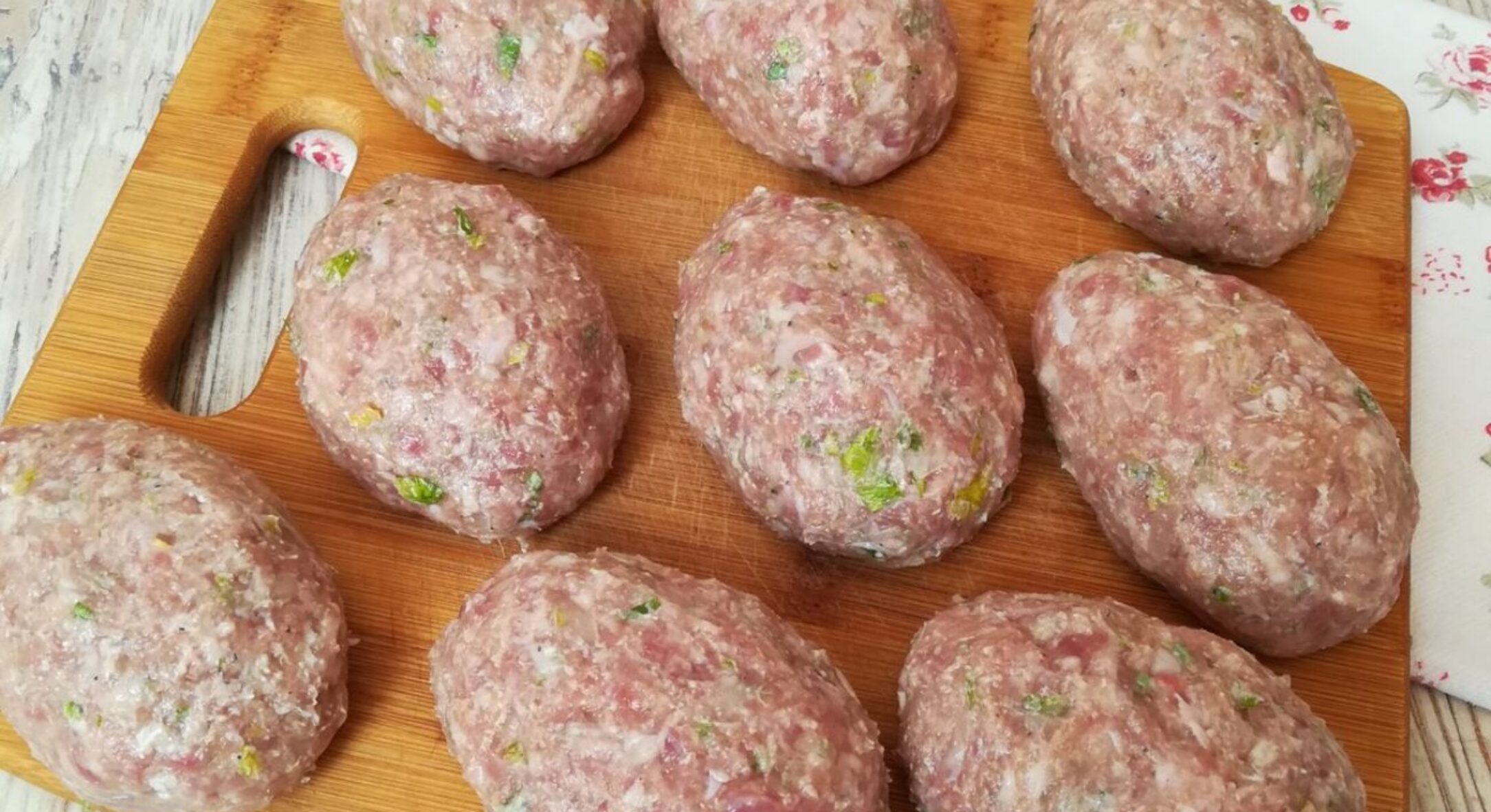 По 1 ложці у фарш – і котлети соковитіші, ніж “по-київськи”: не вершкове масло і не бульйон, а смак на 100%! 