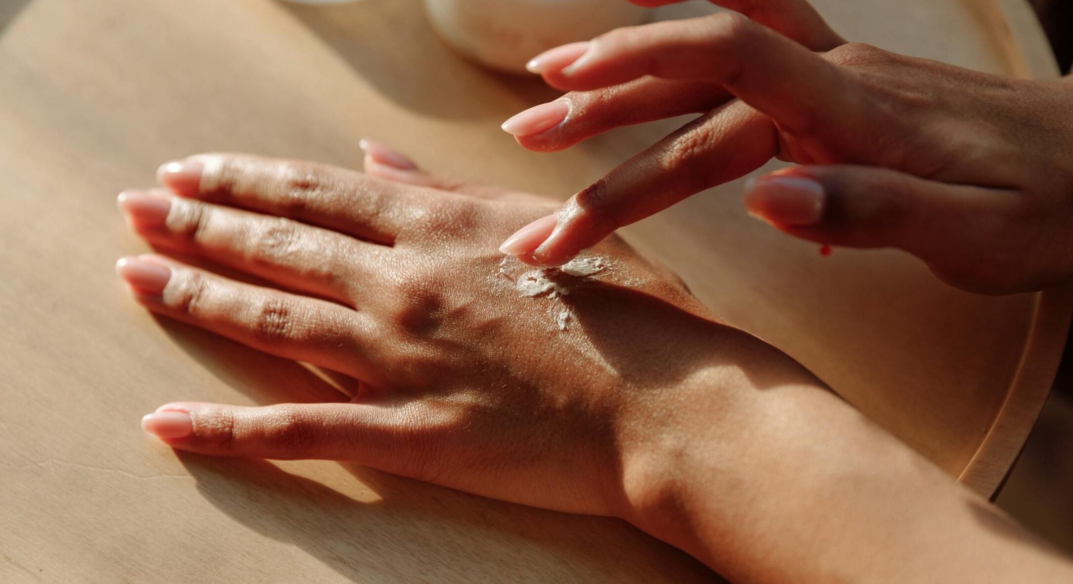 Додаю по 2 краплі в крем – і шкіра не тріскається на морозі: порада від косметолога до 1 березня 