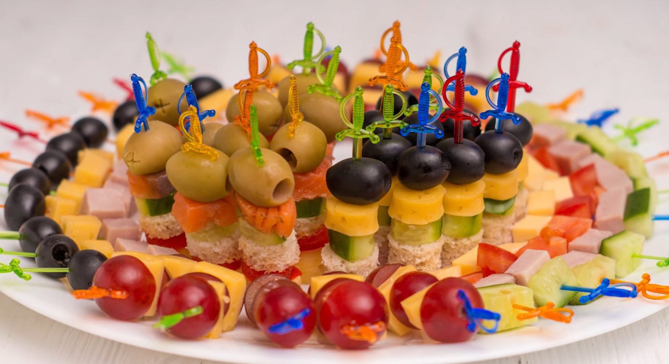 Канапки “на хвилину”: 5 поєднань, які виручають перед святом, коли гості вже у дверях і часу на кухню немає 