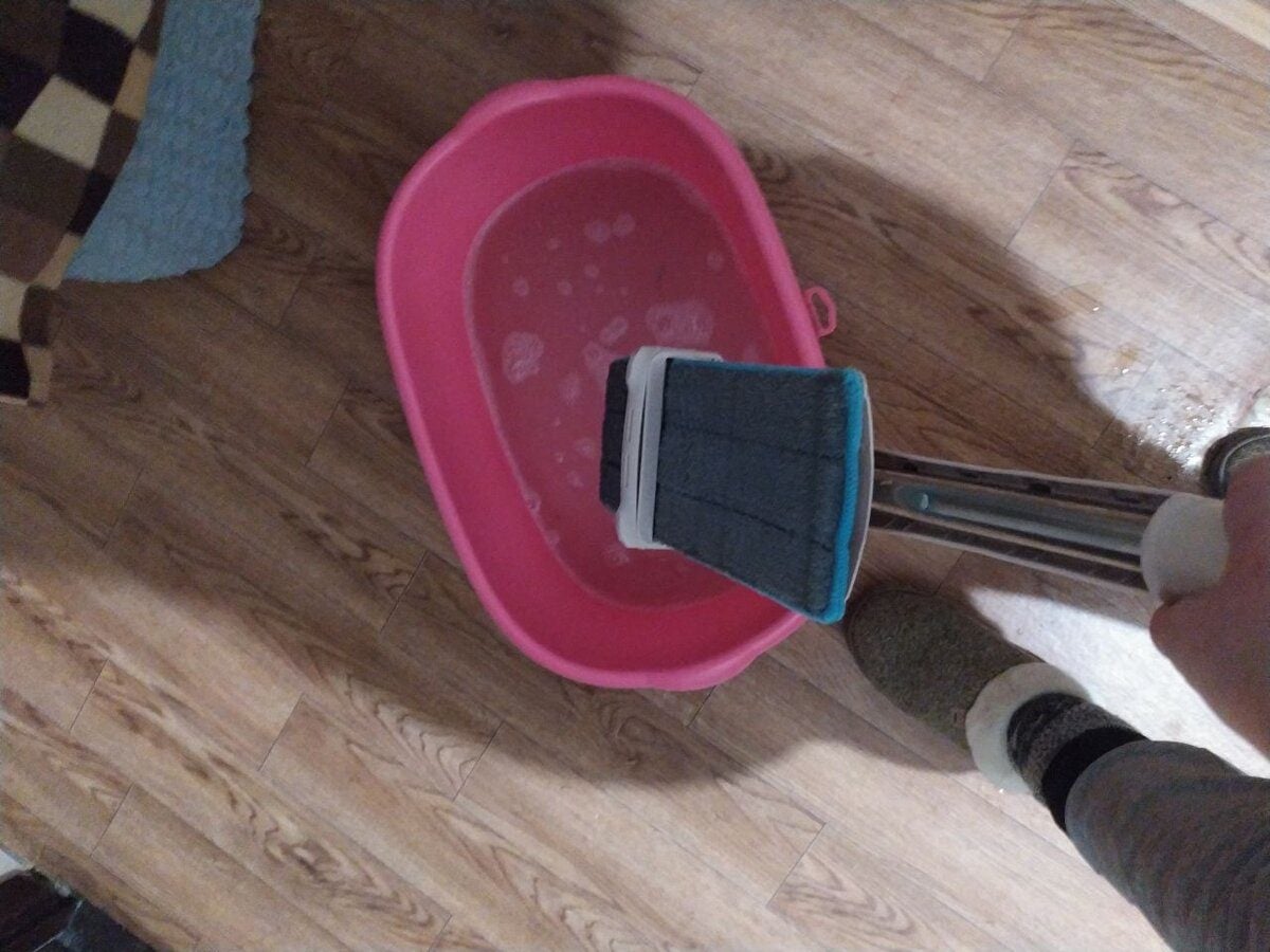 Експерти розповіли, який засіб додати у воду для миття підлоги, аби вона стала ідеально чистою