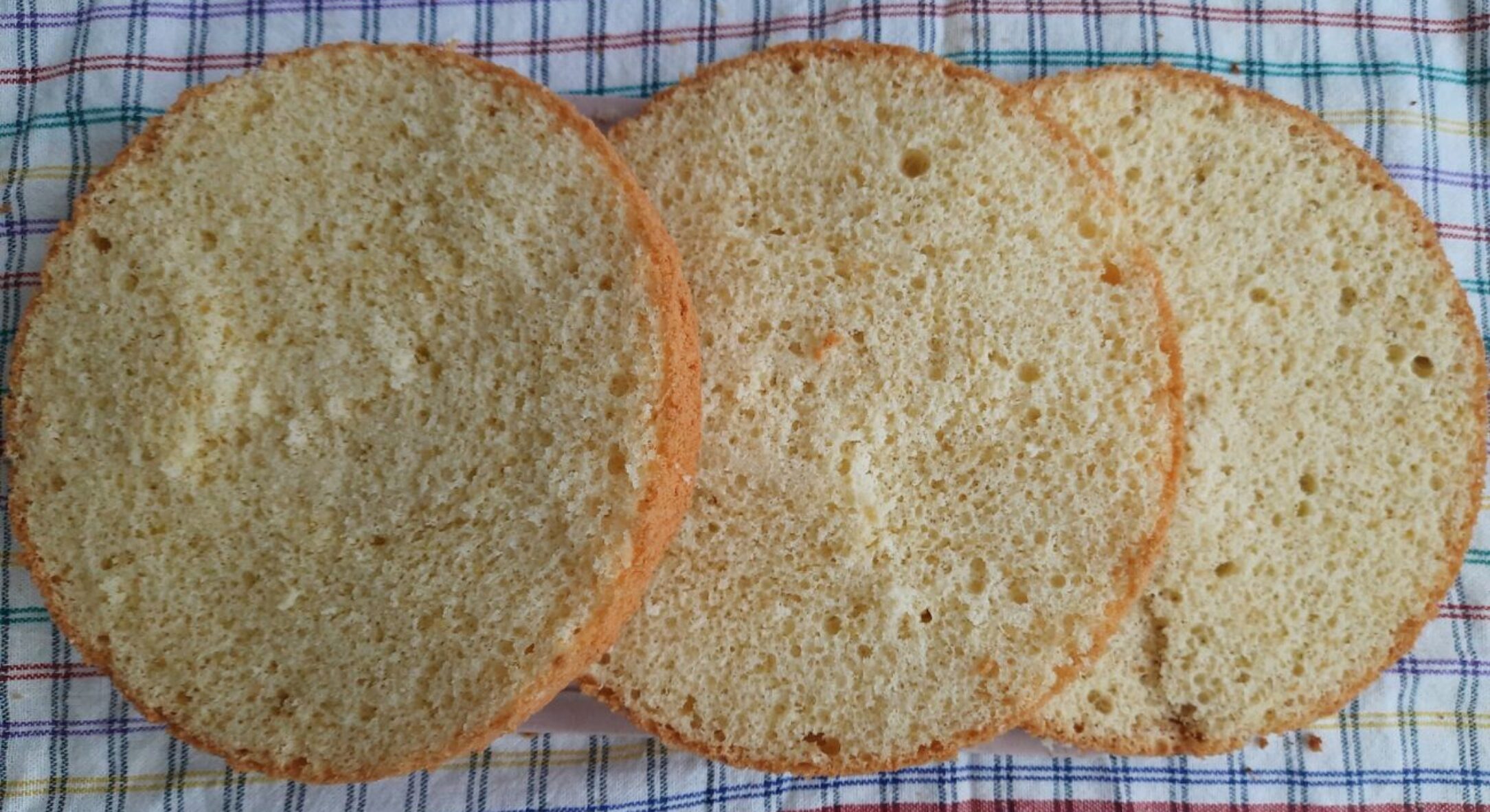 Підсіла на це “Новорічне диво”: 20 хвилин, а гості думають, що цей ароматний і злегка вологий бісквіт з кафе 