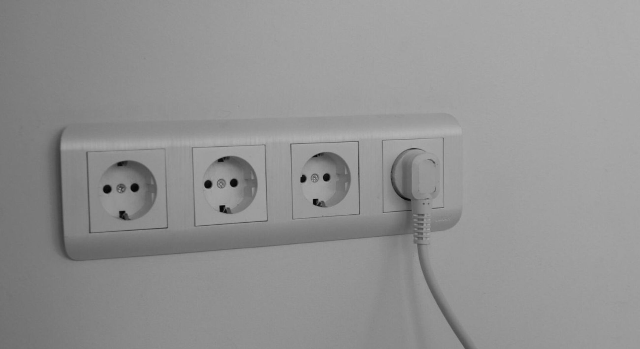 Платіжки за світло будуть меншими: 5 приладів, які “жеруть” найбільше енергії, навіть коли вимкнені 