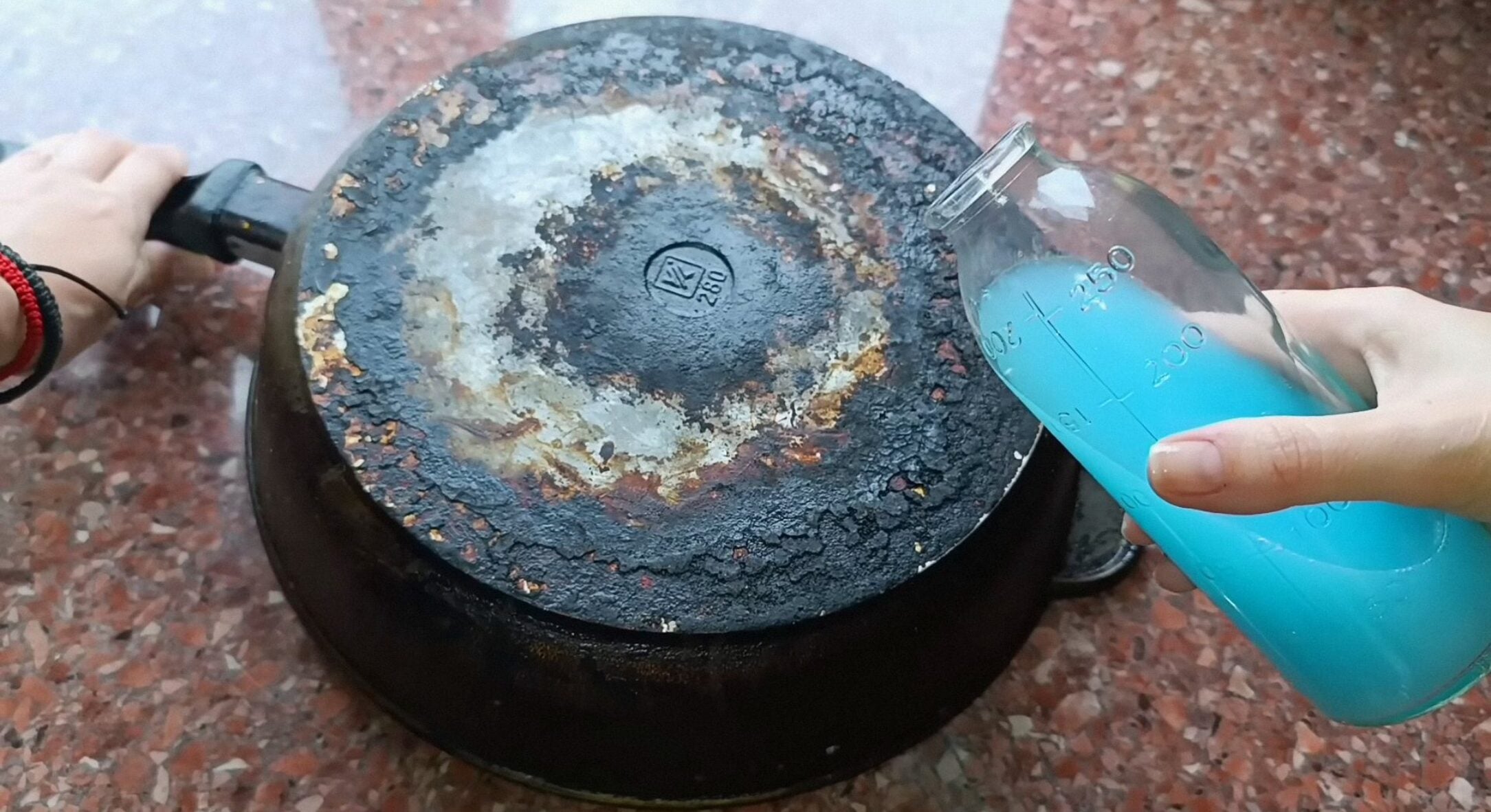 Всього 3 краплі на сковорідку, і навіть найтовстіший нагар злізає пластами сам: перевірила на 4 пательнях 