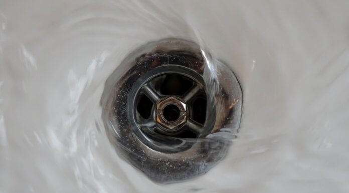 Кидаю по 5 крупинок у ванну — і сантехніка залишається ідеально білою: бюджетний трюк для чистоти Як очистити ванну від нальоту та бруду