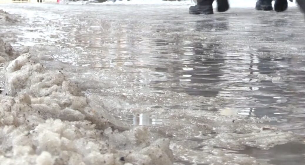 Щойно свекор підмішав 3 жмені солі під ґанок – ожеледиця зникла: я була вражена, наскільки швидко спрацювало 