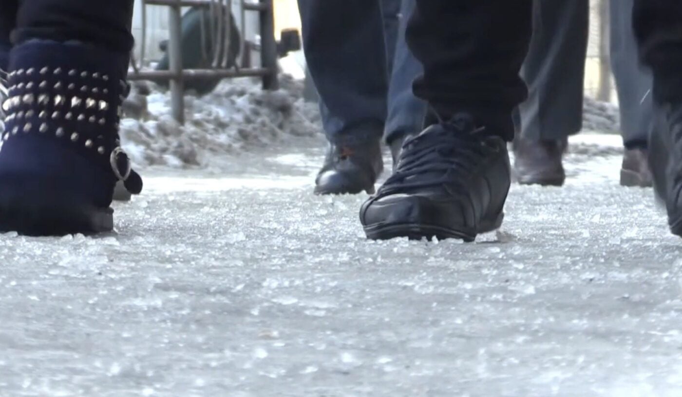 Як справитись з ожеледицею підручними способами