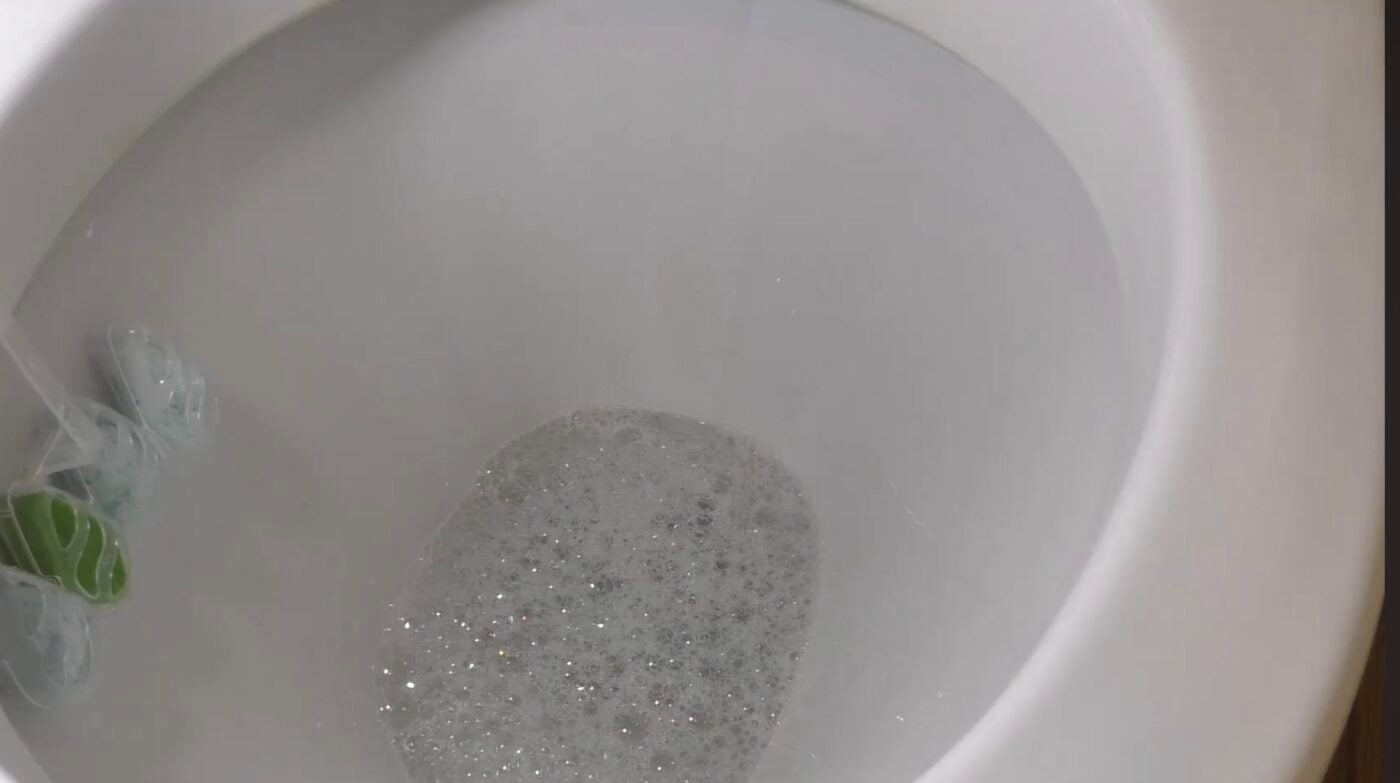 Який засіб в зливному бачку покращує аромат в туалеті