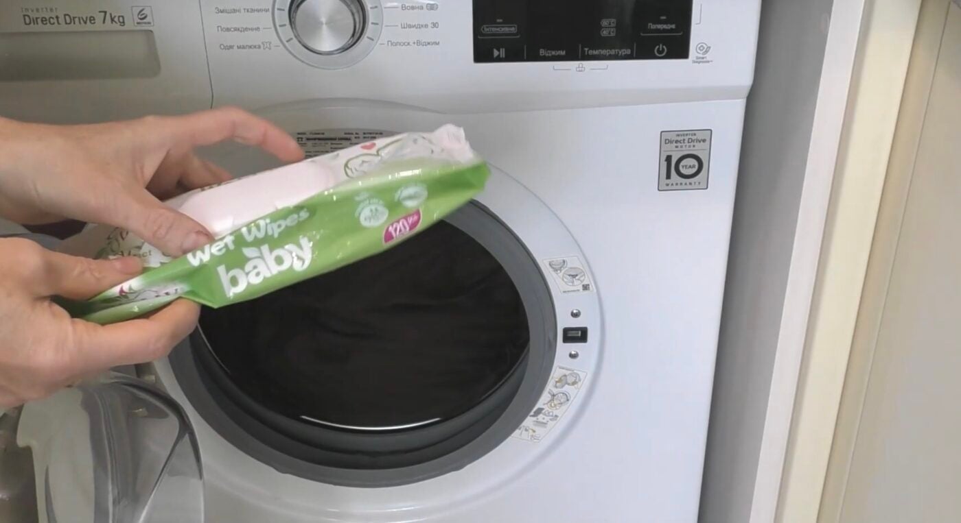 Як вологі серветки допомагають під час прання одягу