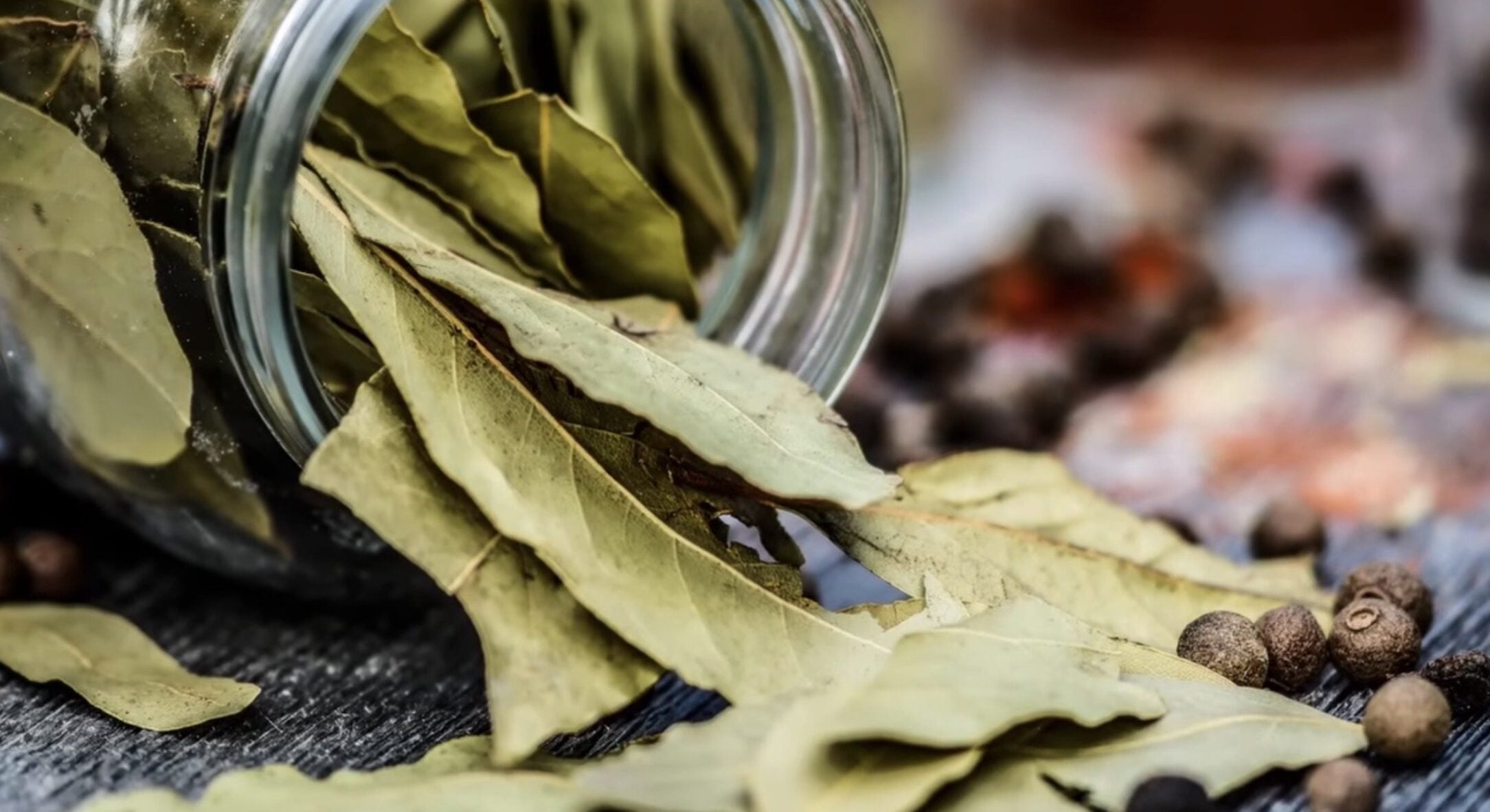 Завжди роблю це ввечері з лавровим листом: ще наші предки так робили, щоб “очиститись” 