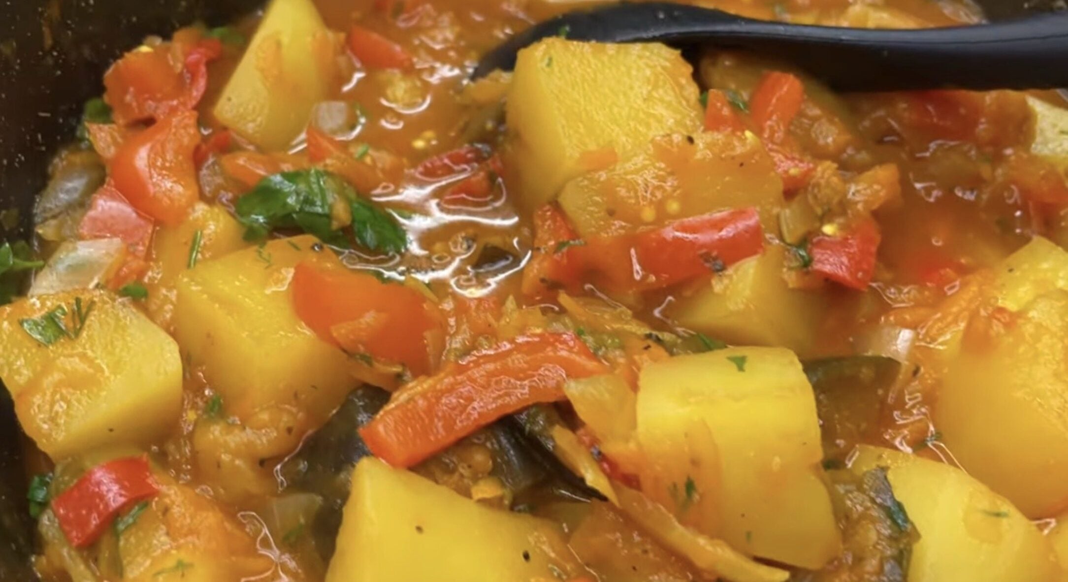 Натираю картоплю перед тушкуванням цим – і за 8 хвилин отримую мʼякеньку й смачненьку страву 