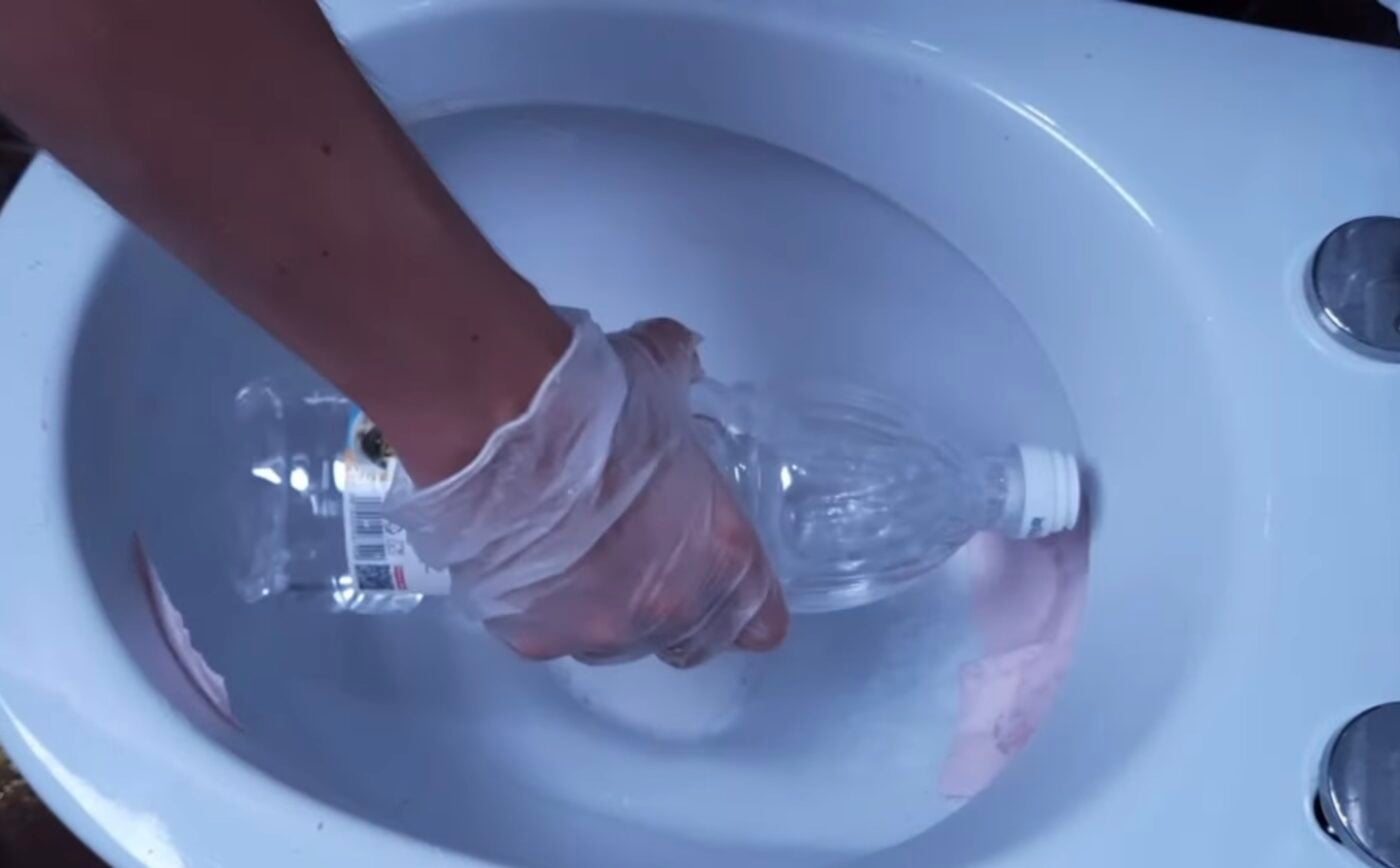 Бюджетний засіб для очищення унітаза