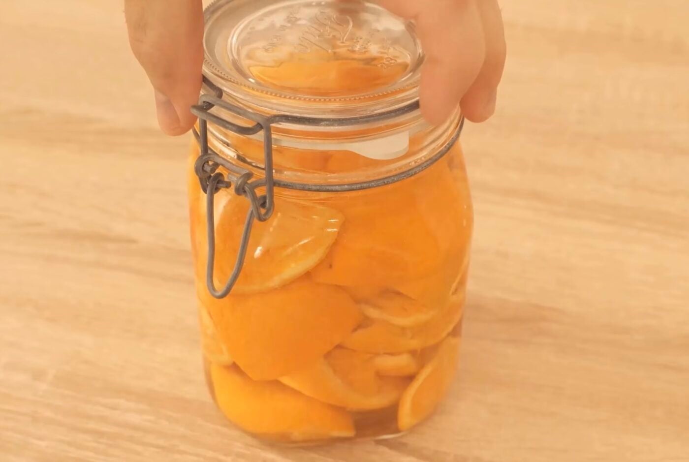 Як звичайні шкірки апельсинів очищають кухню