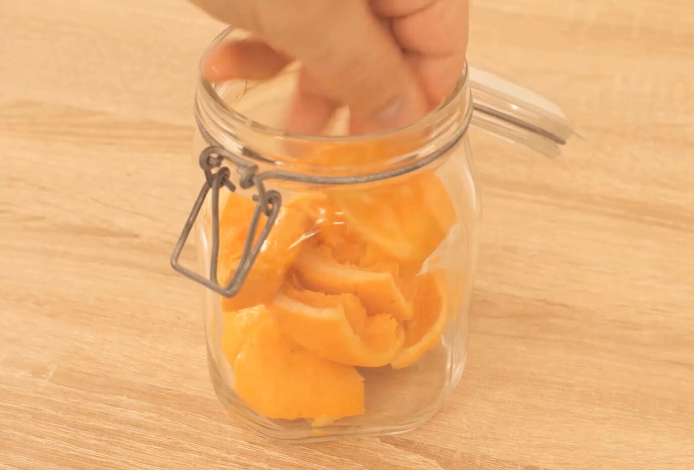 Як звичайні шкірки апельсинів очищають кухню