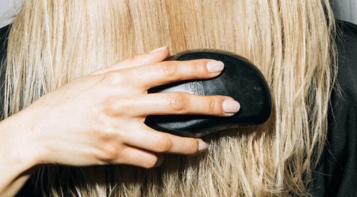 Бабуся робила це інтуїтивно, а от пояснення: по 2 краплі, коли миєш голову – і волосся росте, як на дріжджах Перукарі розповіли про народний спосіб відрощення волосся