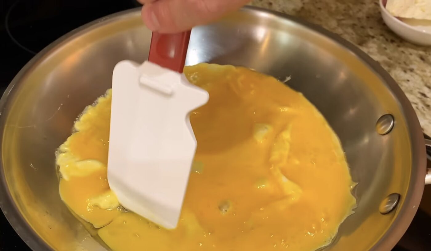 Як правильно розбивати курячі яйця