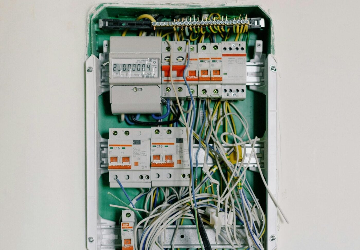 Які прилади варто вимикати з розетки на ніч