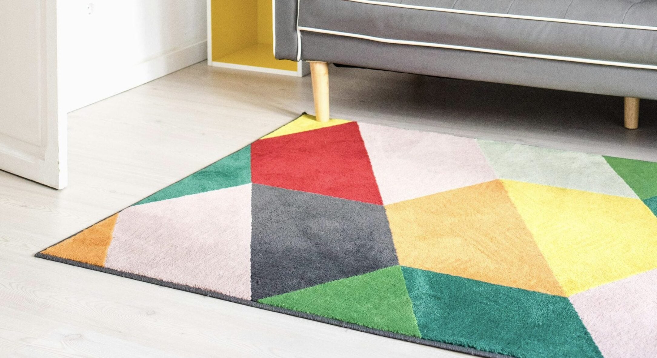 Кладу під килим 1 примочку – і він більше не ковзає по підлозі: діти носяться, кіт носиться – килим на місці 