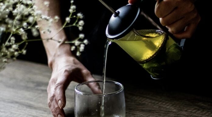 Бабуся п’є зелений чай літрами, але так робити НЕ можна, і ось чому: прихована шкода, про яку не говорять Експерти розповіли, скільки можна пити зеленого чаю в день