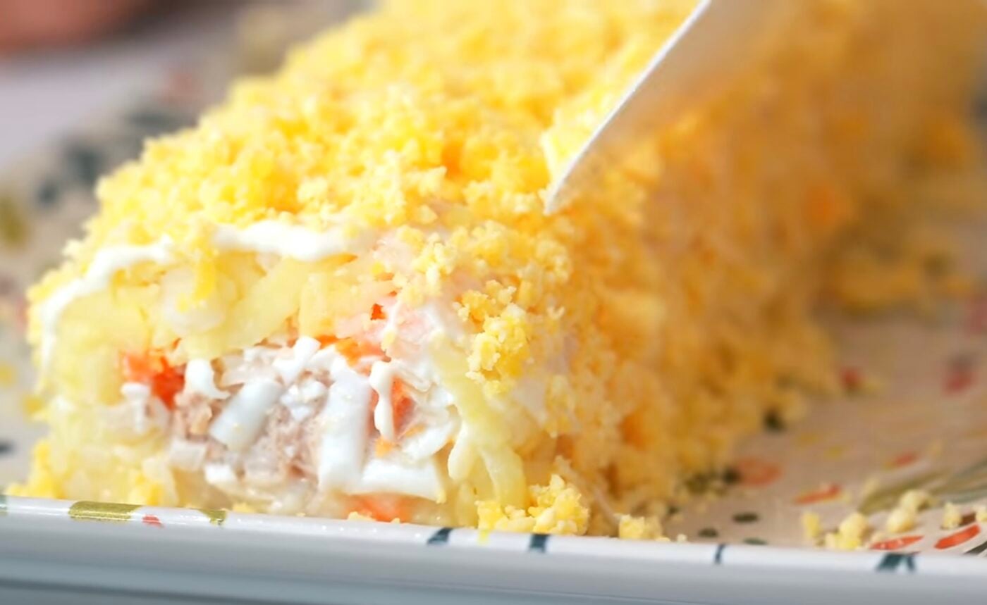 Як приготувати святковий рулет з консервованої риби