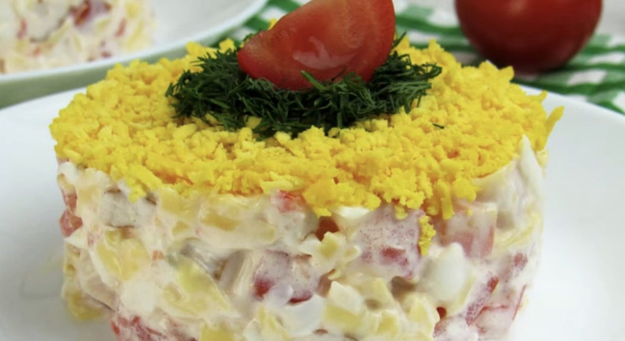 Беру копчену курку і про “Олів’є”, що вже приївся, всі точно забудуть: смачний листковий салат на Новий рік 