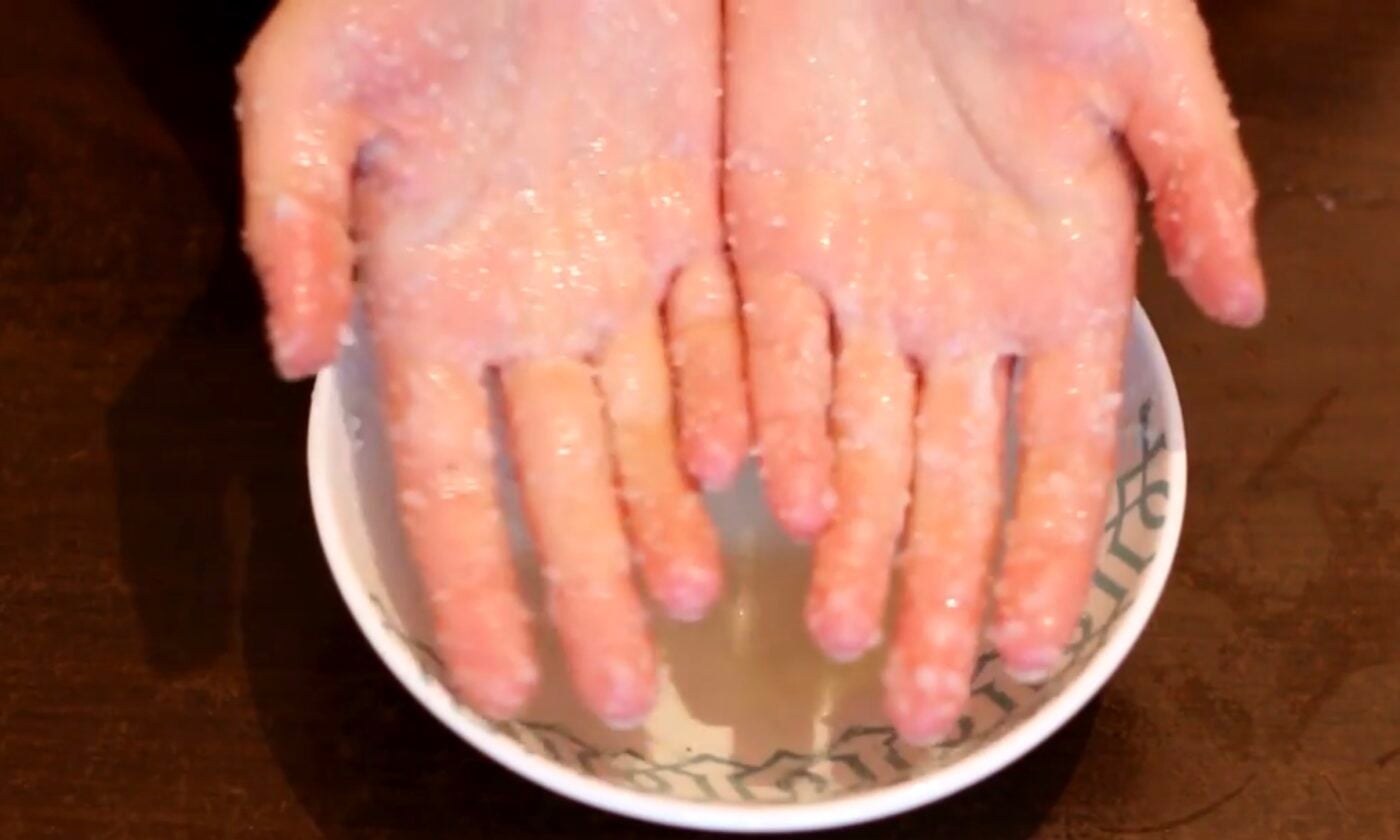 Як швидко й просто змити запах цибулі з посуду та рук