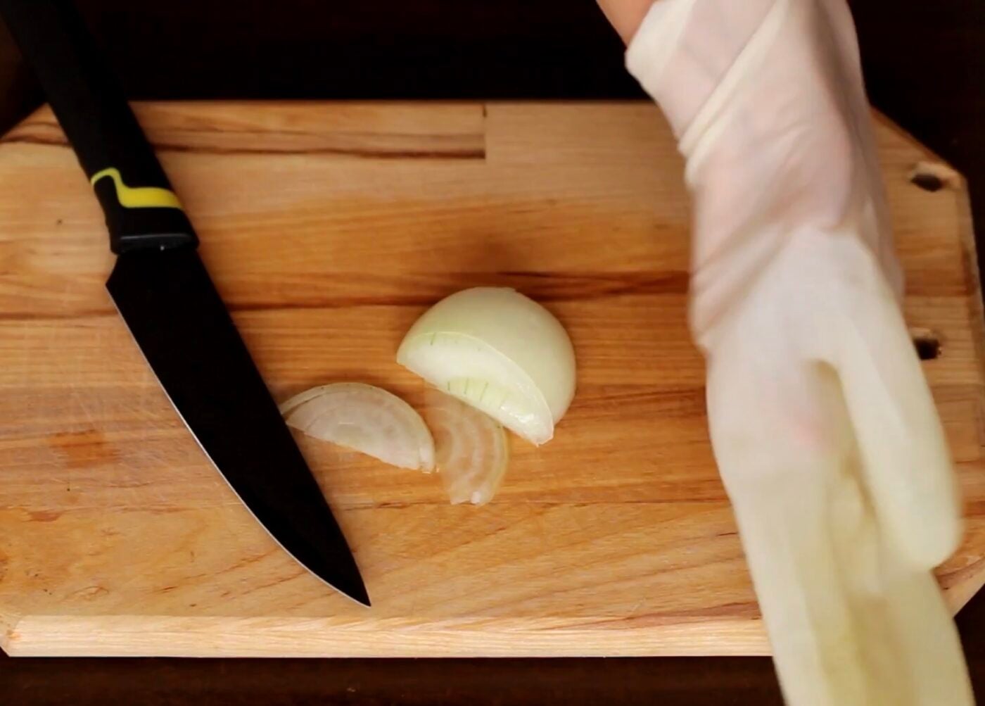 Як швидко й просто змити запах цибулі з посуду та рук